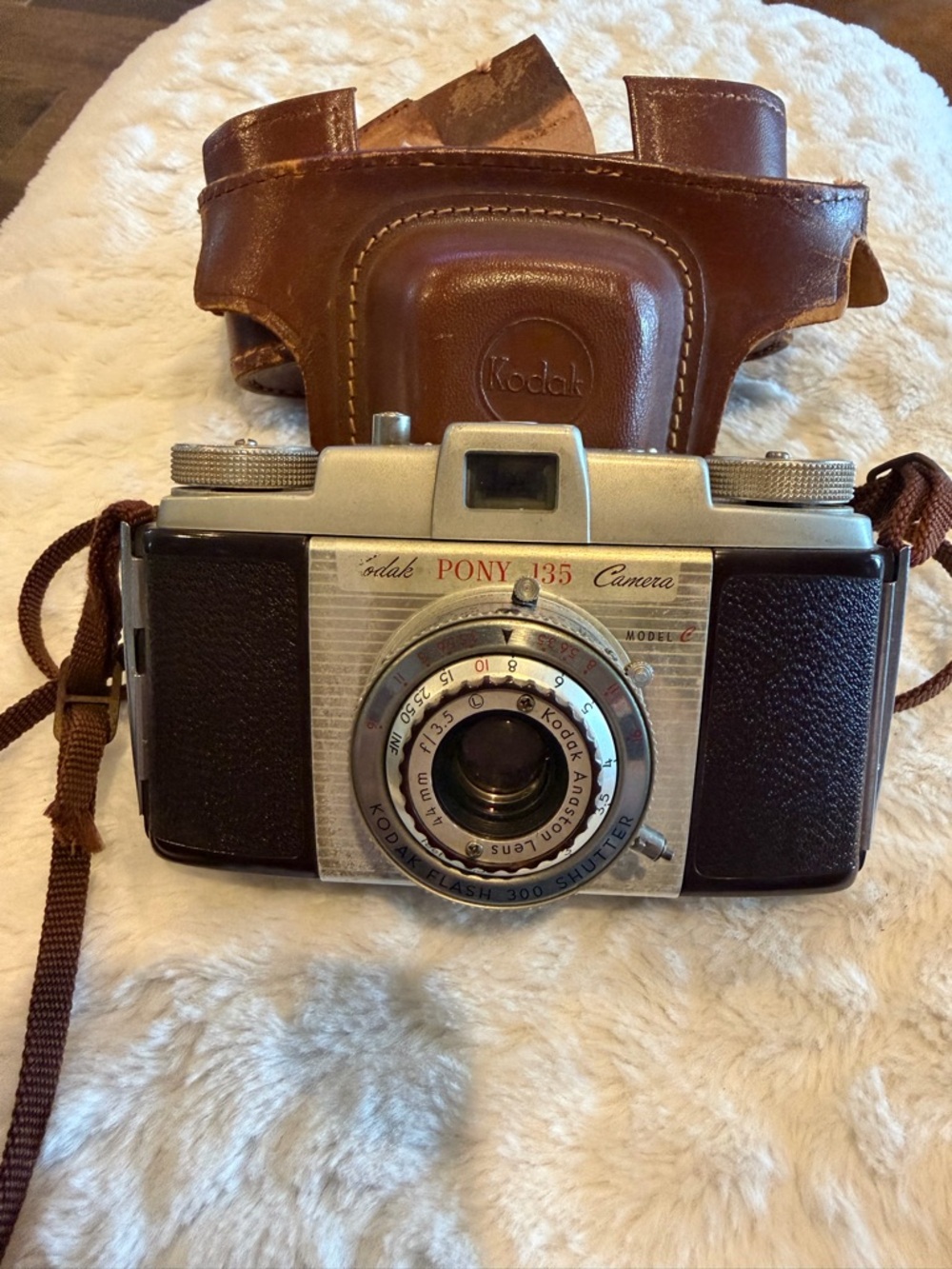 VINTAGE KODAK PONY 135 MODEL C CAMERA W/BRN LEATHER CASE POOR COND. UNTESTED - Picture 2 of 14